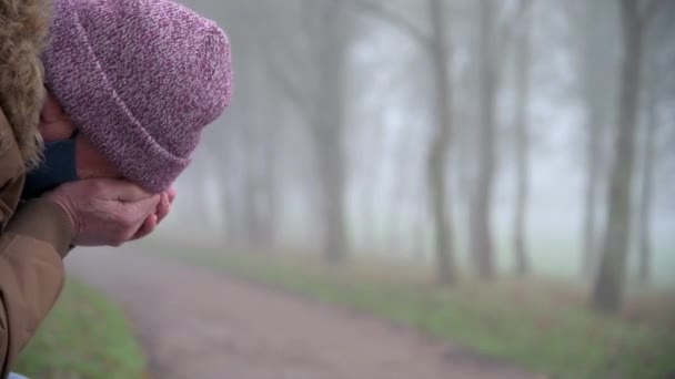 Colpo Ravvicinato Anziano Sconvolto Che Tiene Fazzoletto Mentre Siede Solo — Video Stock