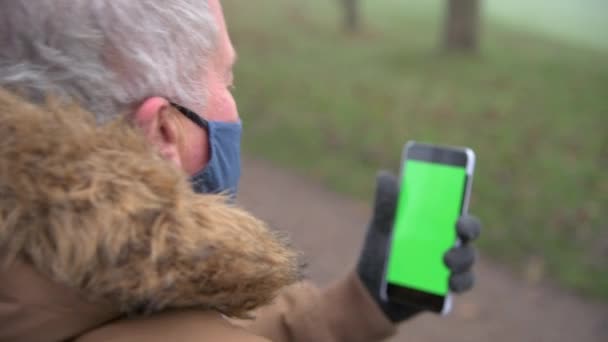 Una Foto Sobre Hombro Anciano Usando Teléfono Móvil Para Hacer — Vídeos de Stock