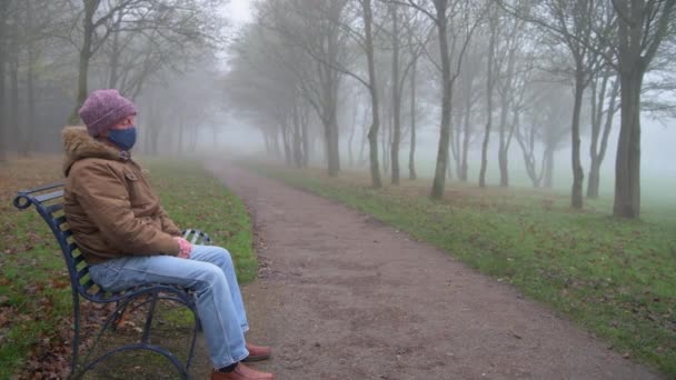 Hombre Mayor Trastornado Sentado Solo Banco Parque Invierno Brumoso — Vídeos de Stock