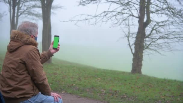 Aîné Parle Par Vidéoconférence Dans Parc Brumeux Jour Hiver — Video