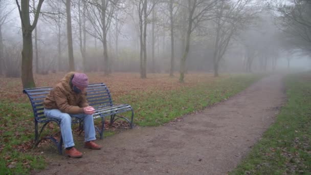 Osaměle Rozrušený Starší Muž Sedí Lavičce Mlhavém Parku — Stock video
