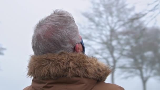 Zpomalený Záběr Rotující Kolem Staršího Muže Stojící Sám Lesoparku — Stock video