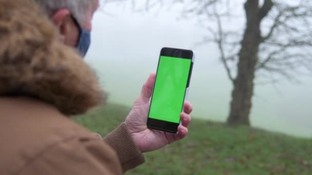 Mouvement Lent Homme Âgé Appel Vidéo Amis Famille Avec Smartphone — Video