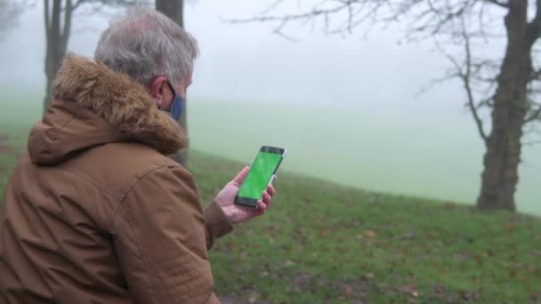 Pria Senior Menggunakan Smartphone Untuk Video Call Gerakan Lambat — Stok Video