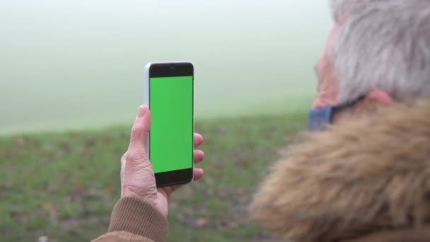 Senior Férfi Használ Okostelefon Hogy Videohívás Lassított Felvétel — Stock videók