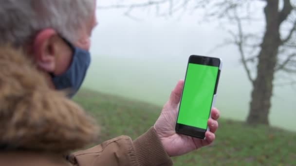 Senior Man Gebruikt Mobiele Telefoon Slow Motion Bellen — Stockvideo