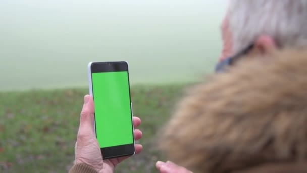 Trage Beweging Van Senior Man Met Behulp Van Smartphone Naar — Stockvideo