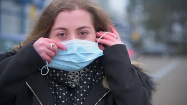 若い女性が駐車場に2つのマスクをつけて — ストック動画