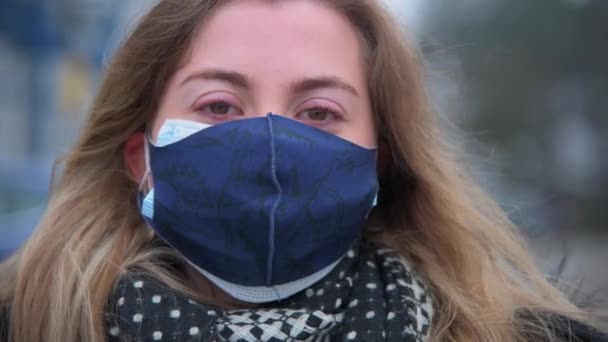 Junge Frau Mit Zwei Masken Auf Parkplatz — Stockvideo