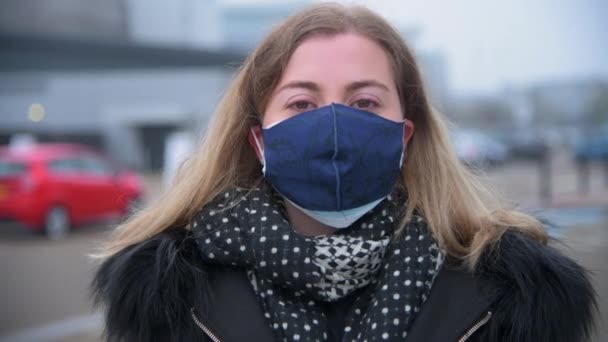 Junge Frau Mit Zwei Masken Vor Restaurant Parkplatz — Stockvideo