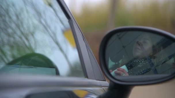 Egy Fiatal Aki Kezet Mos Miután Beszállt Kocsiba — Stock videók