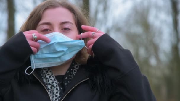 Junge Frau Setzt Waldgebiet Zwei Masken Auf — Stockvideo