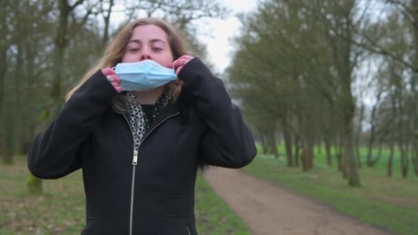 Jeune Femme Met Deux Masques Dans Parc Public — Video