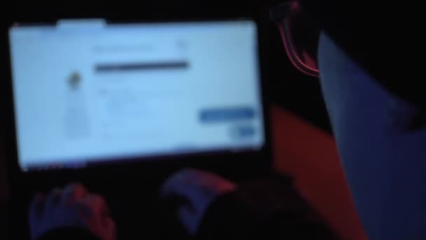 Fechar Sobre Ombro Tiro Das Mãos Hacker Fêmea Anônimo Digitando — Vídeo de Stock