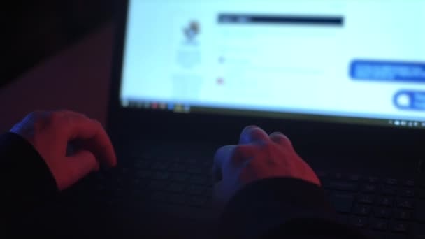 Fechar Sobre Ombro Tiro Das Mãos Hacker Fêmea Anônimo Digitando — Vídeo de Stock