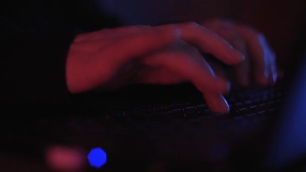 Крупним Планом Руки Анонімного Хакера Який Друкує Клавіатурі Барвистій Але — стокове відео