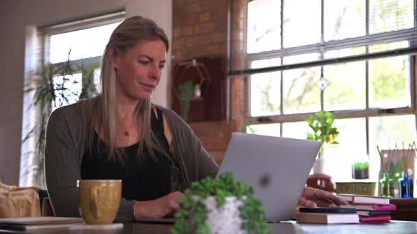 Creatieve Vrouw Heeft Telefoongesprek Tijdens Het Werken Vanuit Huis — Stockvideo