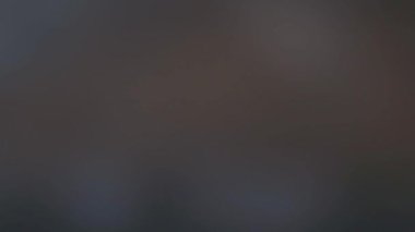 Tecrit kısıtlamalarının hafiflediğini ve normale döndüğünü göstermek için kullan-at yüz maskesini çöpe atmanın yavaş çekim görüntüsü.