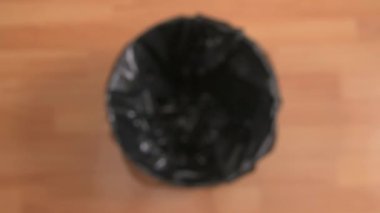 Çöp kutusuna atılan tek bir sigaranın yavaş çekim görüntüsü.