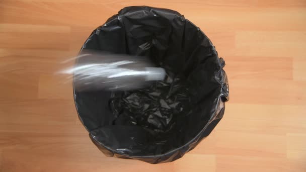 Flygbild Plastflaskor Som Läggs Allmän Soptunna — Stockvideo