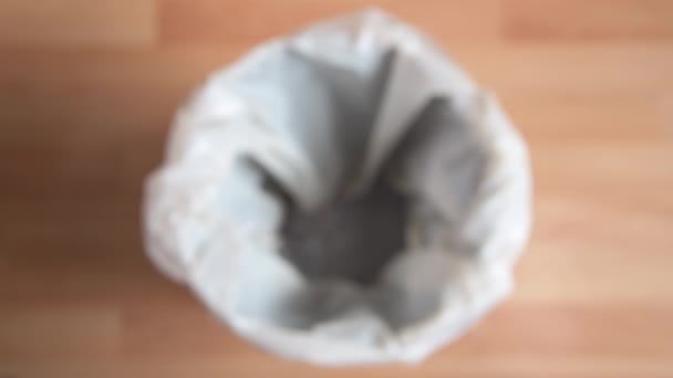 천으로 마스크를 쓰레기통에 떨어뜨리는 정상으로 — 비디오
