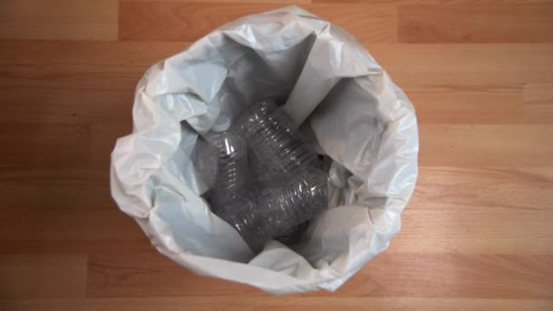 Eine Luftaufnahme Von Plastikflaschen Die Einen Mülleimer Geworfen Werden — Stockvideo