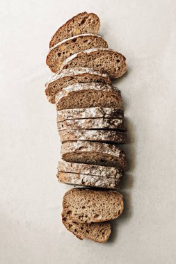 Beyaz arka planda dilimlenmiş kepekli ekmeğin üst görünümü