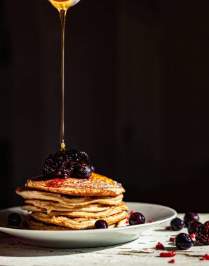 Lezzetli krepler, taze yaban mersini, ahududu ve akçaağaç şurubuyla kaplıdır.