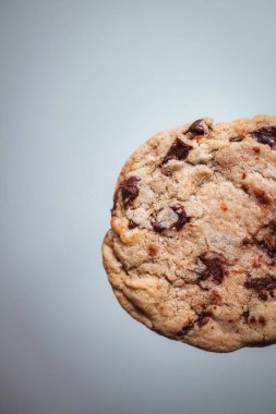 Beyaz arkaplanda izole edilmiş çikolatalı kurabiye