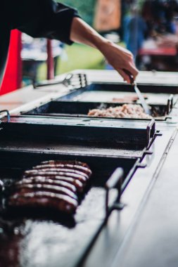 Mevsim için barbekü hazırlıkları. et ızgarası