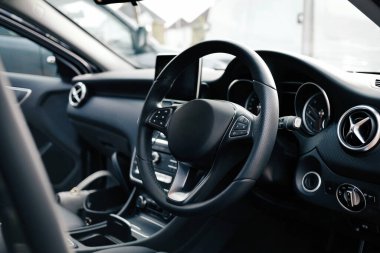 Lüks ve pahalı bir arabanın iç manzarası. Deri ayakkabılar ve rahat sürüş