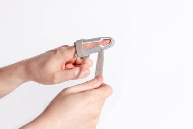 Plastik bir sabitle kayışa katılan bir adam.