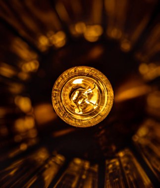 Ampul. Ilık ışıkla. Makro film.