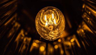 Ampul. Ilık ışıkla. Makro film.