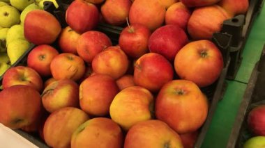  Süpermarkette meyve rafları.