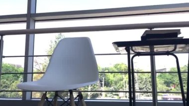 Panoramik pencerelerin yakınındaki güzel okuma alanı.