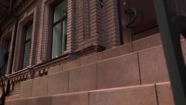 The woman climbs the steps to her home. — Stock Video