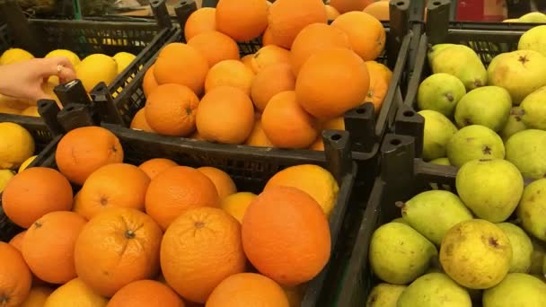 Râteliers à fruits au supermarché. — Video