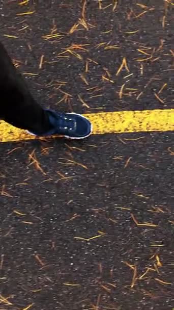 Ein Mann läuft bei Regenwetter durch den Park. — Stockvideo