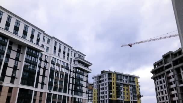 Byggande av bostadshus i en pittoresk stadsdel. — Stockvideo