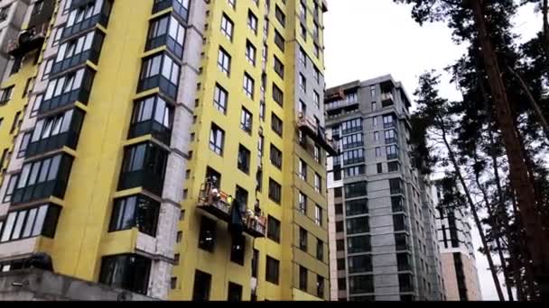 Construction de bâtiments résidentiels dans un quartier pittoresque. — Video