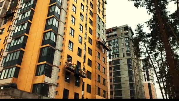 Bau von Wohngebäuden in einem malerischen Viertel. — Stockvideo