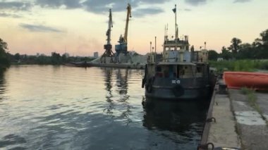 Gemisi olan terk edilmiş eski bir rıhtım. Ve dikenli teller.