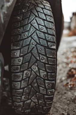 Kış tekerinde kışın güvenli sürüş için yolcu vagonunda metal çiviler var. bulanık odak