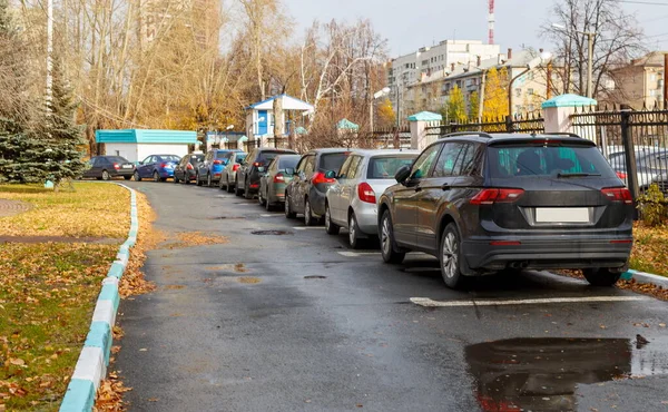 Автомобили Кроссоверы Городской Автостоянке Возле Забора Расплывчатый Фокус — стоковое фото