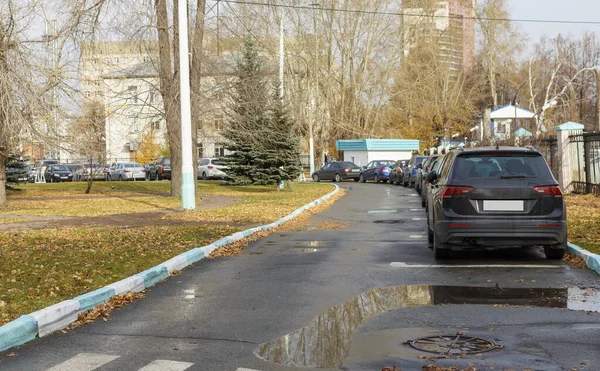 Coches Cruces Ciudad Aparcamiento Cerca Valla Enfoque Borroso — Foto de Stock