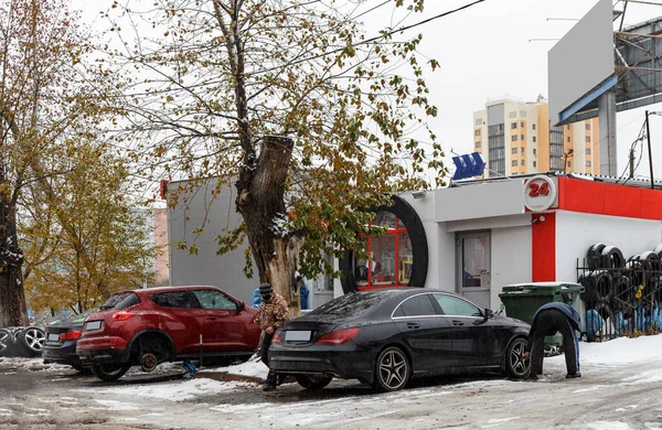 Замена Летних Шин Зимними Шинами Шипами Легковом Автомобиле Начале Зимнего — стоковое фото