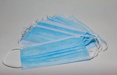 Covid-19 koronavirüs salgını sırasında solunum koruması için tek kullanımlık tıbbi maskeler..
