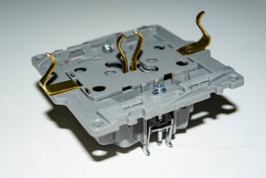 Elektrik şebekeleri yakın plan kurarken tamir ve kurulum için elektrik konnektörleri. bulanık odak