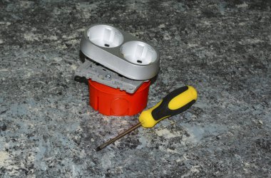 Elektrik şebekeleri yakın plan kurarken tamir ve kurulum için elektrik konnektörleri. bulanık odak